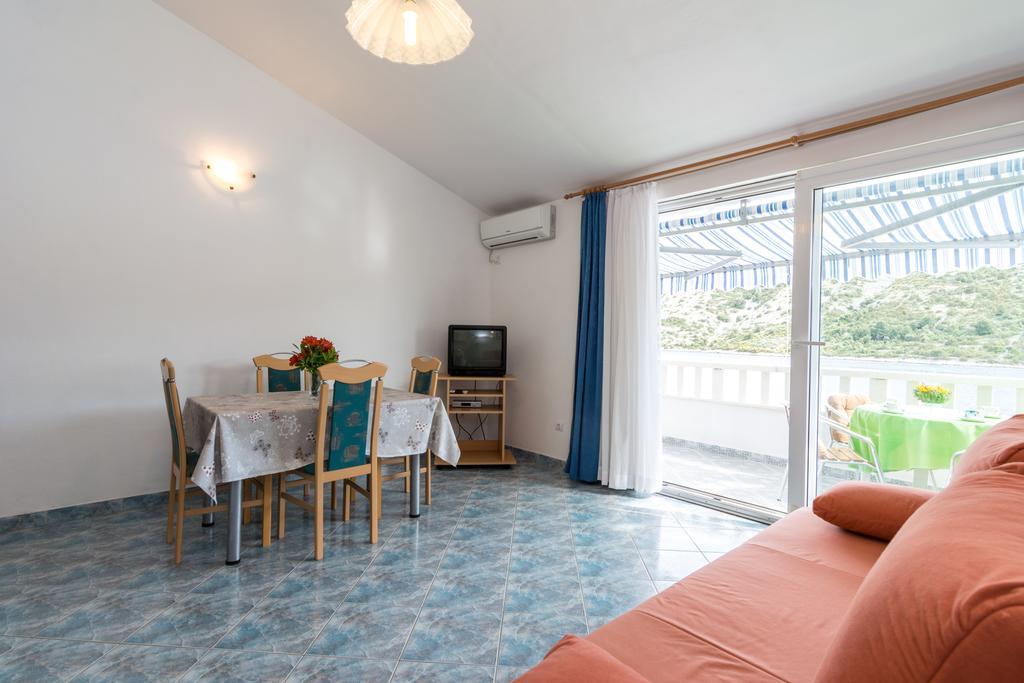 Apartments Mirko Vinišće Quarto foto